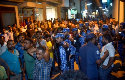 ޖުމްހޫރީ 50: ރާއްޖެ އަށް ހަމަޖެހުން، ކޮން އިރަކުން؟