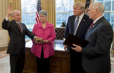 ޓްރަމްޕްއާ ޚިޔާލުތަފާތުވި އެޓާނީ ޖެނެރަލް މަގާމުން ދުރުކޮށްފި