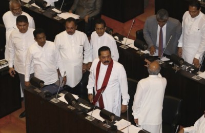 ލަންކާ ޕާލަމެންޓް ތެރޭ ދެ ޕާޓީން މާރާމާރީ ހިންގައިފި