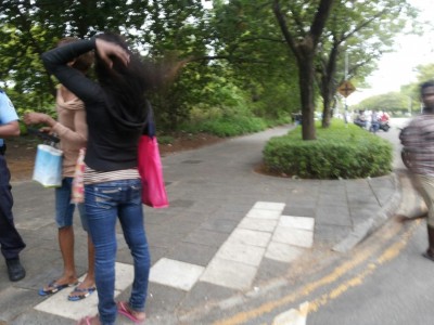 އަންހެން ހެދުން އަޅައިގެން ހުޅުމާލޭގައި އުޅުނު ދެ ފިރިހެނަކު ހިފަހައްޓައި، ނަސޭހަތްދީފި