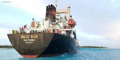 ފުވައްމުލަކު ފަރަށް އެރި ބޯޓުން ތެޔޮ ލީކުވެއްޖެ