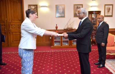 އެމެރިކާގެ އާ ސަފީރު ރައީސަށް ފަތްކޮޅު އަރުވައިފި