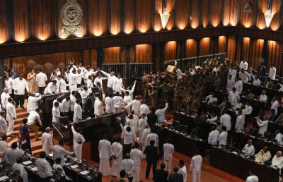 ލަންކާ ޕާލަމެންޓް ތެރޭ ގޮނޑިތައް އުކައި މިރުސް ފެން ޖަހައިފި