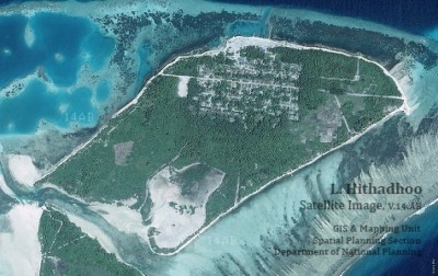 ލ. ހިތަދޫ ކައުންސިލްގެ ރައީސް ފަޅު ގެއެއްގައި ނިދާފައި އޮއްވާ ފެނިއްޖެ