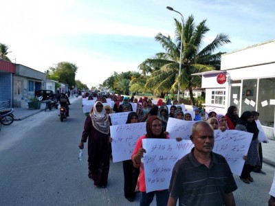 ކަރަންޓާއި ކާޑުގެ އަގު ބޮޑުވުމުން އައްޑޫގައި މުޒާހަރާ ކޮށްފި
