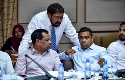 ގިނަ ކޮމިޓީތައް ސަރުކާރަށް، ބައެއް ކޮމިޓީތައް އިދިކޮޅަށް!