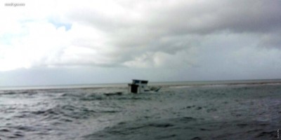 ހިލަވެލި ބަރުކޮށްގެންދިޔަ ދޯންޏެއް ފަރަކަށް އަރައި އަޑިއަށް ހިނގައްޖެ