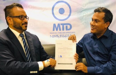 އަލަށް އުފައްދާ ޕާޓީ އަށް ފުރަތަމަ ސޮއިކުރެއްވީ އަދީބު