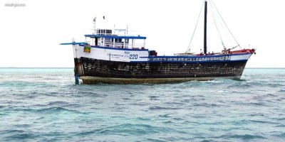 އިންޑިއާގެ މުދާ އުފުލާ ބޯޓެއް ޅ. ކުރެއްދޫ ކައިރިން ފަރަށް އަރައިފި