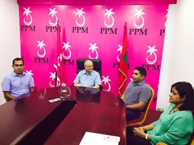 ރައީސް ޔާމީންގެ ކުރީގެ ބައެއް ވަޒީރުންނާ އެކު މައުމޫނު އެއް މޭޒަކަށް