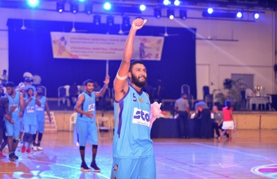 ޓީރެކްސް ހުއްޓުވައި ކިންގްސް ގައުމީ ތަށި އުފުލާލައިފި