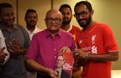 ލިވަޕޫލުގެ ސަޕޯޓަރުންނާ އެކު ރައީސް މައުމޫން މެޗެއް ބައްލަވާލައްވައިފި