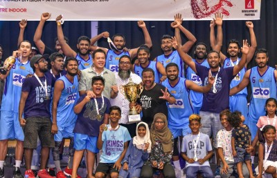 ޓީރެކްސް ހުއްޓުވައި ކިންގްސް ގައުމީ ތަށި އުފުލާލައިފި