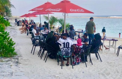 ހުޅުމާލޭ ބީޗު ކޮފީ މޭޒުތަކުން ފުރާލައިފި، ޝަކުވާ ބޮޑު!