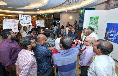 މަހުޖަނުންގެ ނުފޫޒުން މަޖިލިސް ސަލާމަތް ކުރަން ގޮވާލައި ލީޑަރުންގެ ކުރިމަތީގައި މުޒާހަރާކޮށްފި