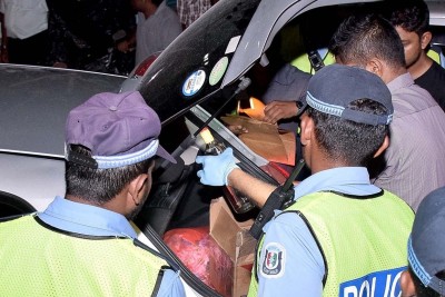 ފުލުހެއްގެ ގައިގައި ސައިކަލަކުން ޖައްސައި ފިލައިފި