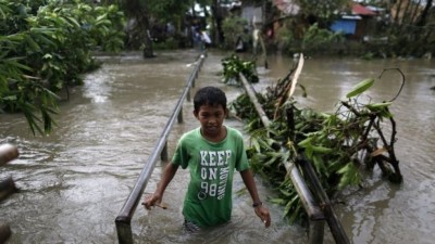 ފިލިޕީންސަށް ބާރުގަދަ ތޫފާނެއް އަރައި ތިން މީހަކު މަރުވެއްޖެ