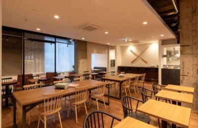 ފީއެއް ދައްކައިގެން ވަދެވޭ ފޮތްފިހާރައެއް