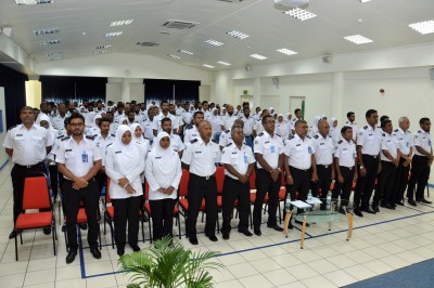 ކަސްޓަމްސް މުވައްޒަފުންނަށް ޝަރަފްގެ ކުލަ ދީފި