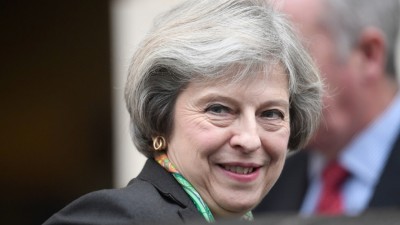 ޓްރަމްޕް ފުރަތަމަ ރަސްމީ ބައްދަލުވުން ތެރީސާ މޭއާއެކު