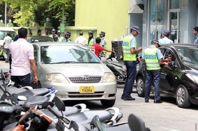 މަގުތަކުގައި ގަވާއިދާ ހިލާފަށް ބަހައްޓާފައި ހުރި އުޅަނދުތައް ނަގަނީ