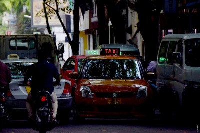 ޓެކްސީ ޑުރައިވަރަކީ ބީރު މީހެއް، ނުބައި ތަނަކަށް ދެވުނީ އޮޅިގެން!