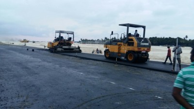 ކުޑަހުވަދޫ އެއާޕޯޓު ރަންވޭގައި ތާރު އަޅަނީ