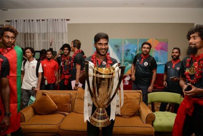 ބައިނަލްއަގުވާމީ ދެ ރަން މެޑައްޔަށް ފަހު ބޮންޑާ ރިޓަޔާ ކުރަނީ