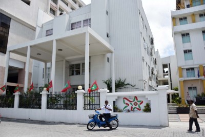 އެމްއެންޔޫގެ މާބަނޑު މުވައްޒަފުން ވަޒީފާއަށް ނުކުންނަށް ނުޖެހޭ ގޮތަށް ހަދައިފި