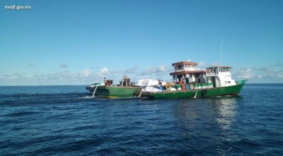 ގިނަ އަދަދެއްގެ ކާޑު ހިފައިގެން ދަތުރުކުރަނިކޮށް ފަރަށް އެރި ދޯނި ފުންކޮށްފި