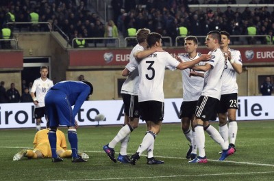 ޝުލާގެ ދެ ލަނޑާއެކު އަޒަރްބައިޖާން އަތުން ޖަރުމަނަށް މޮޅެއް