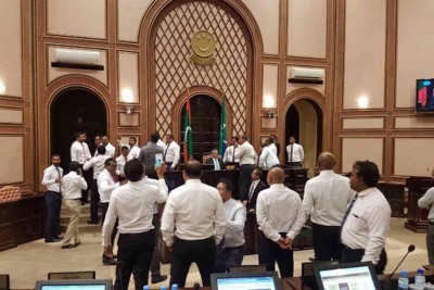 މަސީހުގެ މައްސަލާގައި ސިސްޓަމުން ނެގި ވޯޓު އޮޅުވާލި މަންޒަރު ފެންނަ ވީޑީއޯއެއް
