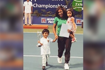 ޓެނިސް ރާނީއަކަށް، ދަރިން ގެ ހިދުމަތައްފަހު އެނބުރި އައި މަންމަ