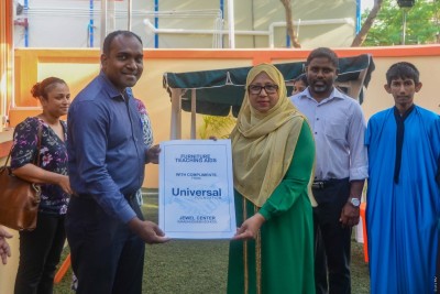 ޔުނިވާސަލް ފައުންޑޭޝަނުން ޖުވެލް ސެންޓަރަށް ބައެއް ތަކެތި ހަދިޔާކޮއްފި