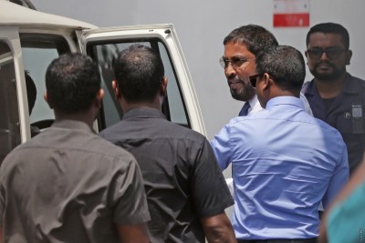 ތިން ފަނޑިޔާރުން ބަލަހައްޓަވާ ބެންޗަކުން ގާސިމްގެ މައްސަލަ ބަލަން ފަށައިފި