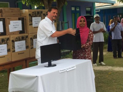 ބެސްޓު ޑައިވްއިން މަކުނުދޫ ސްކޫލަށް 20 ކޮމްޕިއުޓަރު ހަދިޔާކޮށްފި