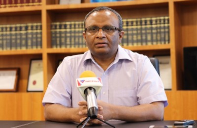 ފުލުހުންގެ ވާޖިބަށް ހުރަސް އެޅިކަމަށް ތުހުމަތުކޮށް ސޫދު ފުލުސް އޮފީހަށް ހާޒިރުކޮށްފި