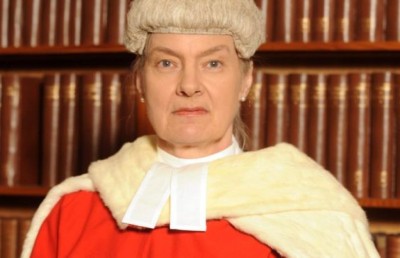 ލަންޑަނުގެ ކޯޓެއްގައި މައްސަލަ ބަލަން އިން ގާޒީއަކަށް ނިދިއްޖެ