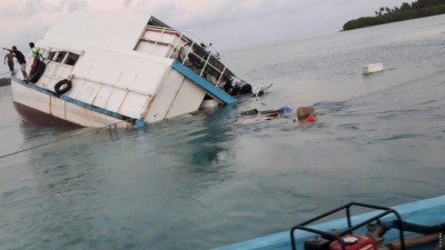 ލ. އަތޮޅުގެ ހަތް ރަށަކަށް މުދާ ހިފައިގެންދިޔަ ބޯޓެއް ފަރަށް އަރައި ބޮޑެތި ގެއްލުންތަކެއް ވެއްޖެ