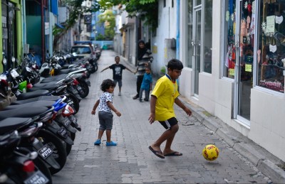 ކުޑަކުދިން ނުކުމެ އުޅެން މަގުތައް ބަންދުކުރަން ފަށައިފި