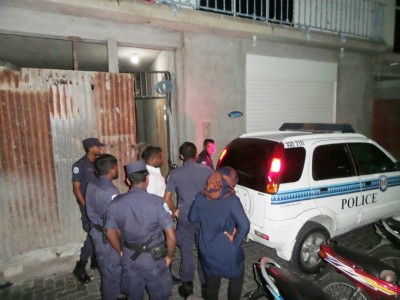 އަންހެން ކުއްޖެއްގެ ކަރުގައި ކަޓަރު ޖައްސައި ފޭރިއްޖެ