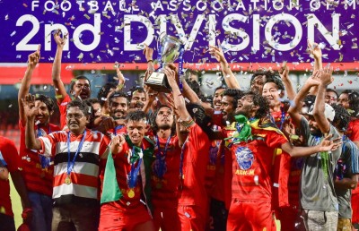 ދަ ގްރާންޑޭ: ފުޓްބޯޅައިން ކުރިއަށް ދިއުމުގެ އަމާޒުގައި