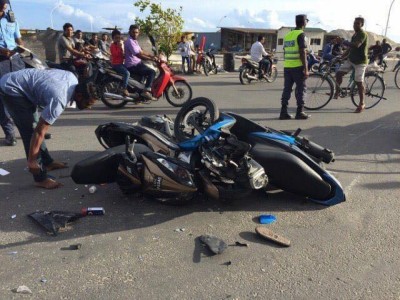 ބޭރުމަގުގައި ހިނގި އެކްސިޑެންޓެއްގައި އީސީގެ މެމްބަރު އަކުރަމަށް އަނިޔާވެ އޭޑީކޭގައި ފަރުވާދެނީ