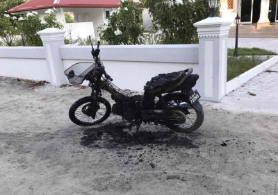 މެޖިސްޓްރޭޓުގެ ސައިކަލްގައި ރޯކޮށްލި ކަމުގެ ތުހުމަތުގައި ދެ މީހަކު ހައްޔަރުކޮށްފި