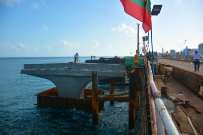 ބުރިޖުގެ އައިބީމްތައް އަޅަން ފަށަނީ