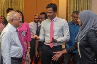 މައުމޫނު ނަޝީދާ އެކު މަސައްކަތްކުރެއްވުމުން ގައުމު ވެއްޓޭނީ ކުރިންވެސް ވެއްޓުނު ވަޅުގަނޑަށް: އުމަރު
