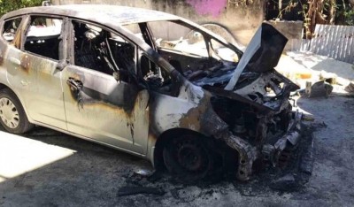 ހިތަދޫ ގެއެއްގެ ތެރޭގައި އޮތް ކާރެއްގައި ރޯވެ ބޭނުން ނުކުރެވޭ ވަރަށް އަނދައިފި