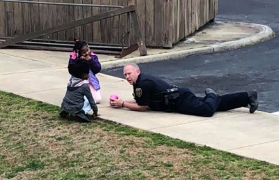 އެމެރިކާ ފުލުހަކު ޑިއުޓީގައި އުޅުނު ގޮތަކުން އެތައް ބައެއްގެ ލޯބި