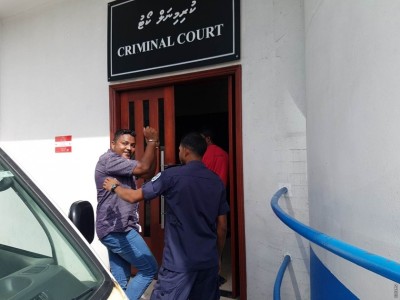 މެމްބަރުންނަށް ރިޝްވަތު ބެހި ކަމަށް ތުހުމަތު ކުރެވޭ މީހާގެ ބަންދަށް ފަސް ދުވަސް ޖަހައިފި