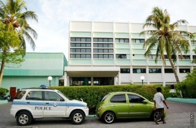 ދަރުބާރުގެ ކައިރިން މީހެއްގެ އަތުން ގިނަ އަދަދެއްގެ ފައިސާ ފޭރިއްޖެ